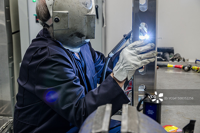 使用工业焊接机的男人图片素材