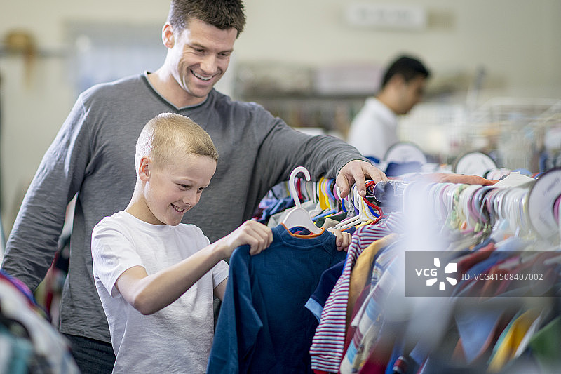 父子一起购物图片素材