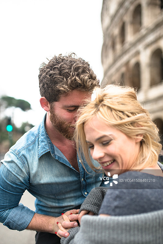 在罗马庆祝情人节的游客情侣图片素材