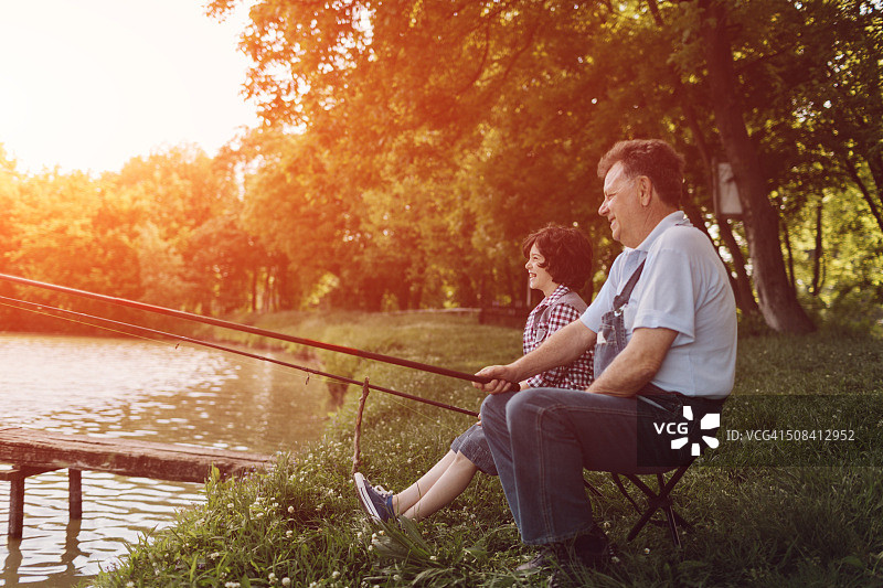 祖父和孙子一起钓鱼图片素材