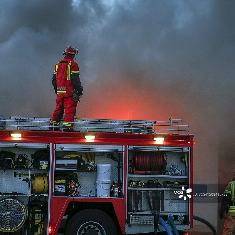 消防车顶部的消防员图片素材