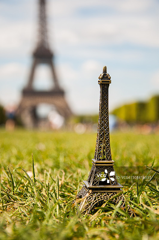巴黎埃菲尔铁塔微缩模型图片素材