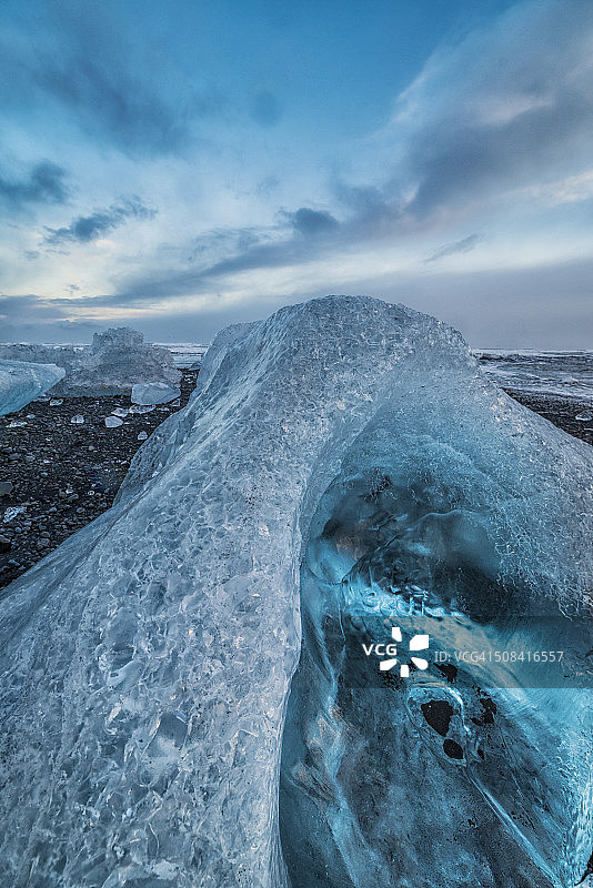黑色沙滩上的冰山特写图片素材