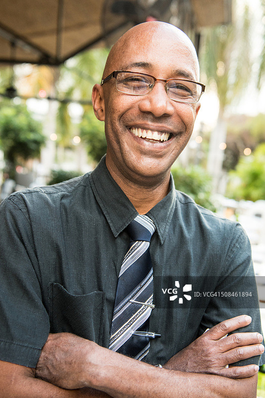 微笑的成熟非洲裔加勒比海男人图片素材