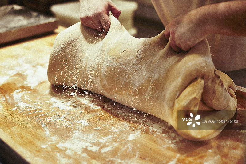 面包师揉捏面团的局部照片图片素材