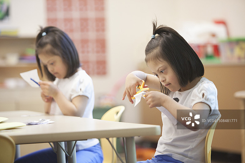 教室里患有唐氏综合症的混血学生图片素材