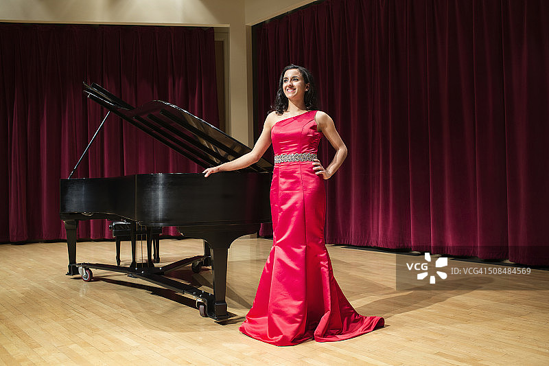 弹钢琴的中东妇女图片素材