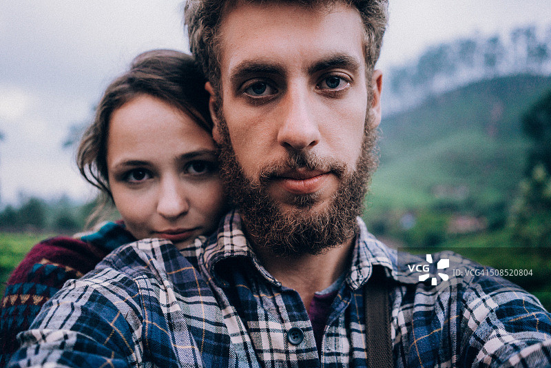 情侣在茶园里图片素材