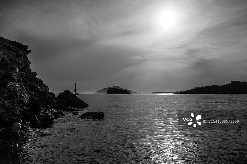 希腊岩石海岸线、大海和天空图片素材