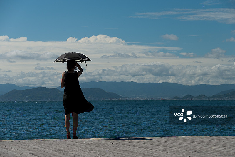 站在海滩上的女人图片素材