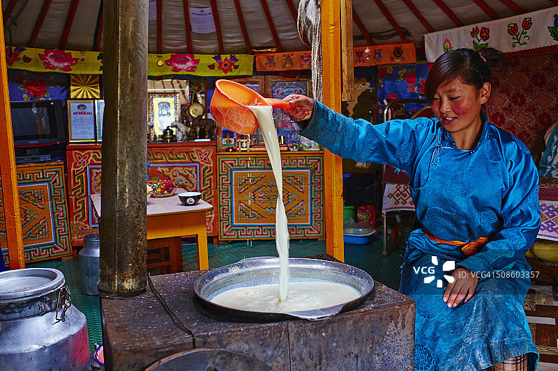 制作黄油的女人图片素材