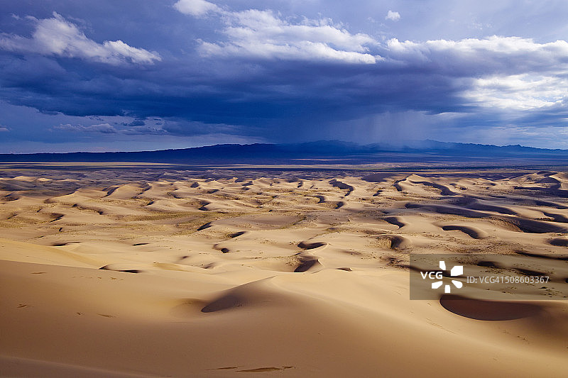 蒙古戈壁沙漠的洪果林埃尔斯沙丘图片素材