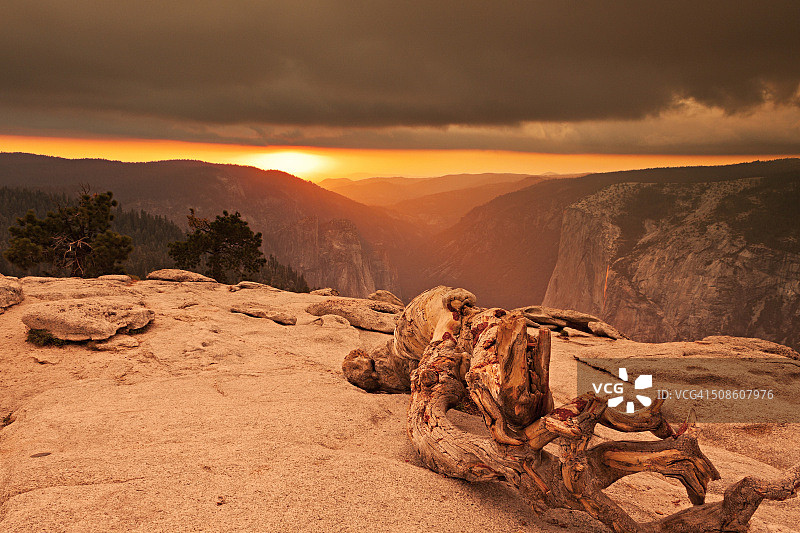 哨兵穹丘顶的日落图片素材