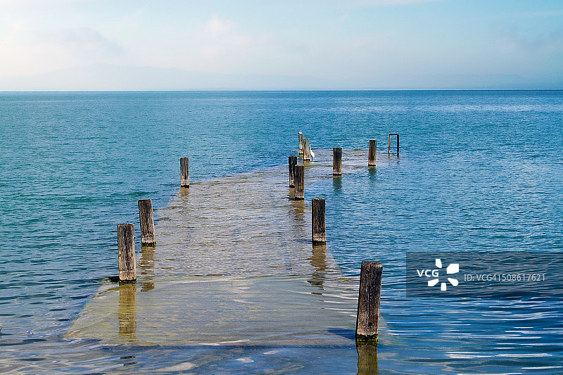 被洪水淹没的石码头图片素材