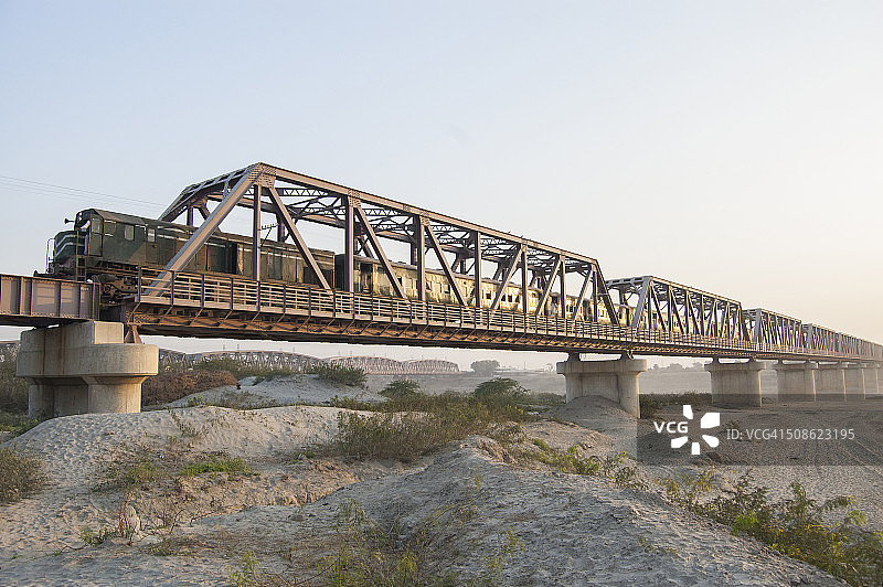 巴基斯坦梅赫兰桥上的火车图片素材