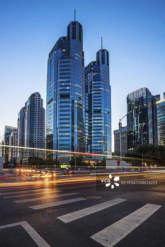 城市公路夜间交通图片素材