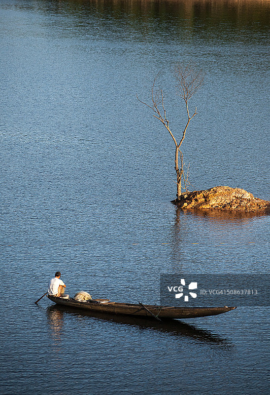 越南顺化湖上渔夫图片素材