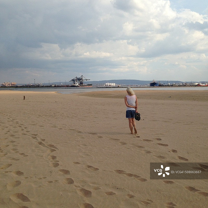 沙滩上的人图片素材