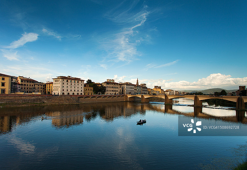 佛罗伦萨阿尔诺河上的皮划艇图片素材