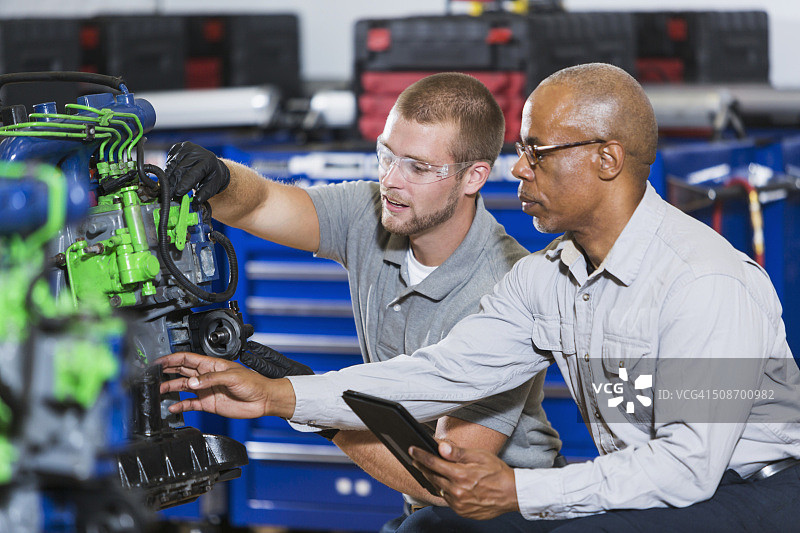 学习修理柴油发动机的职业课程图片素材
