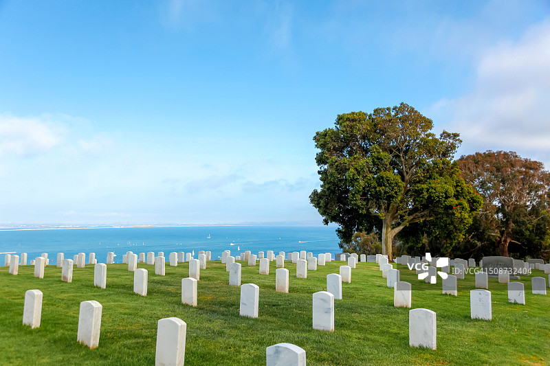 墓地中的墓碑，背景为大海图片素材