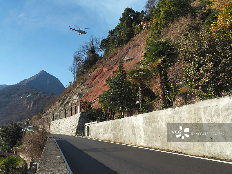 大型滑坡后，直升机与工作人员图片素材