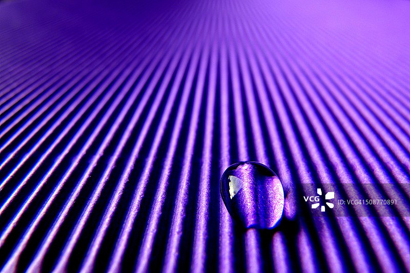 紫色背景上的水滴抽象图图片素材