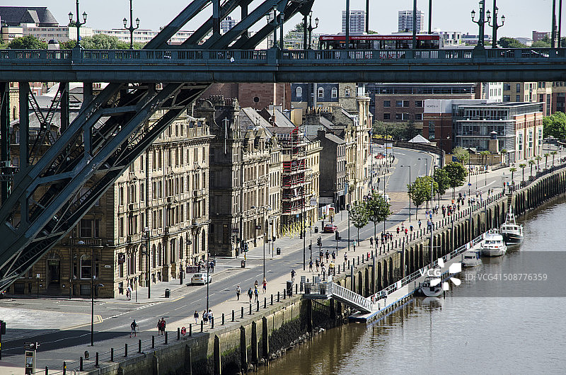 纽卡斯尔泰恩河畔的泰恩桥和码头图片素材