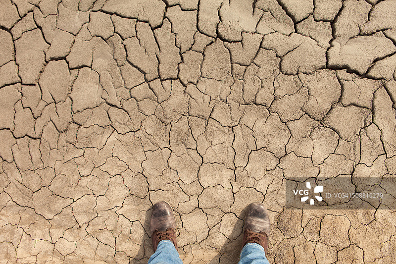 泥泞的登山靴和蓝色牛仔裤图片素材