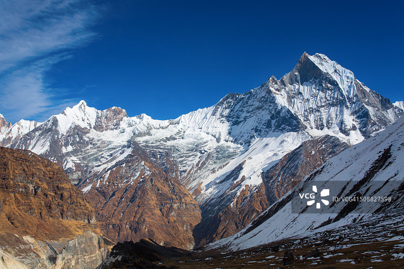 马查普查雷峰：尼泊尔安纳普尔纳喜马拉雅山的鱼尾峰图片素材
