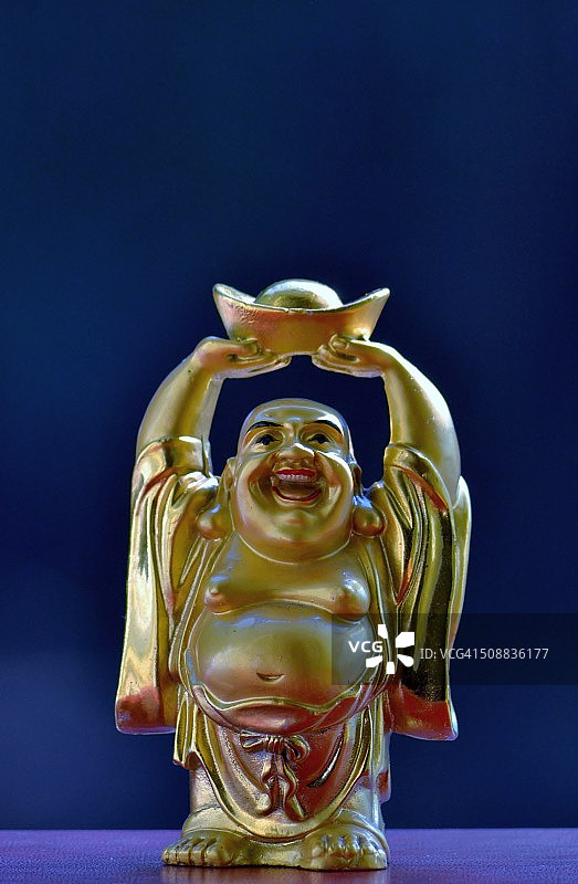 手捧聚宝盆的弥勒佛-风水摆件图片素材