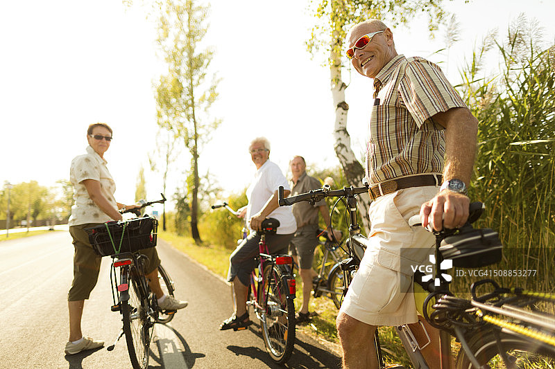 老年人自行车之旅图片素材