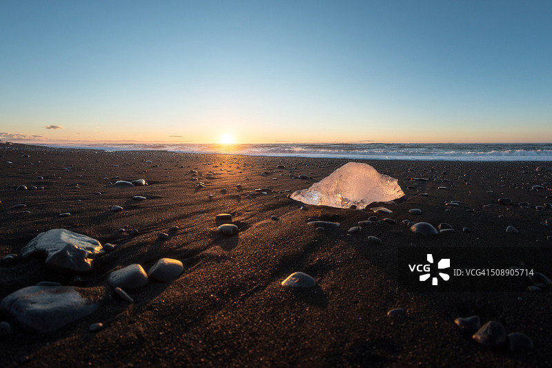 杰古沙龙黑沙滩上的冰山图片素材