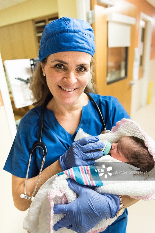 护士喂养新生儿图片素材