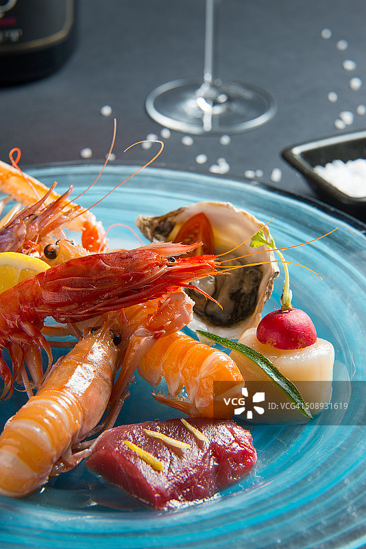 蓝盘上的蔬菜条图片素材