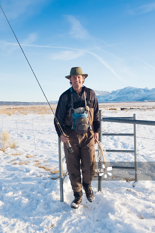 丰收一日后微笑的渔夫图片素材