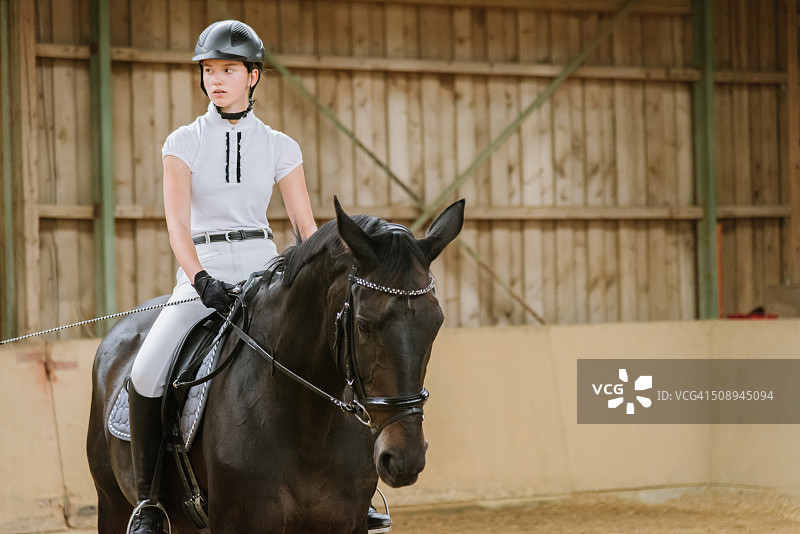 青少年马术盛装舞步骑行图片素材