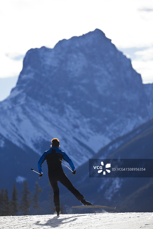 越野滑雪女孩图片素材