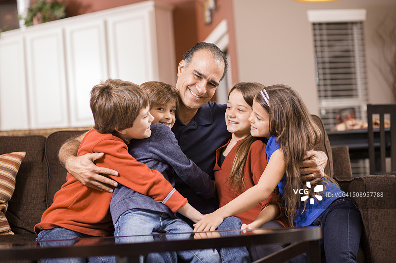 一家五口在家合影。混合种族。图片素材