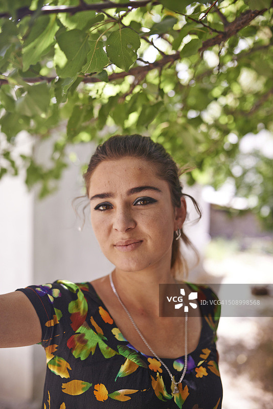 年轻的吉尔吉斯族女人图片素材