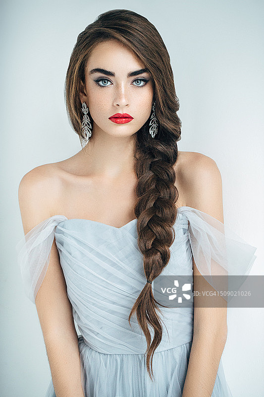 年轻漂亮女性的影棚照片图片素材