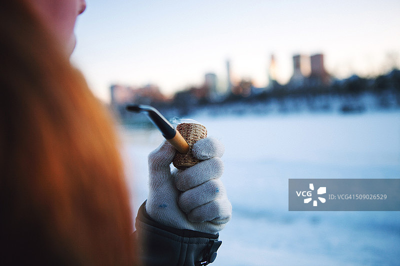 吸烟斗的女人图片素材