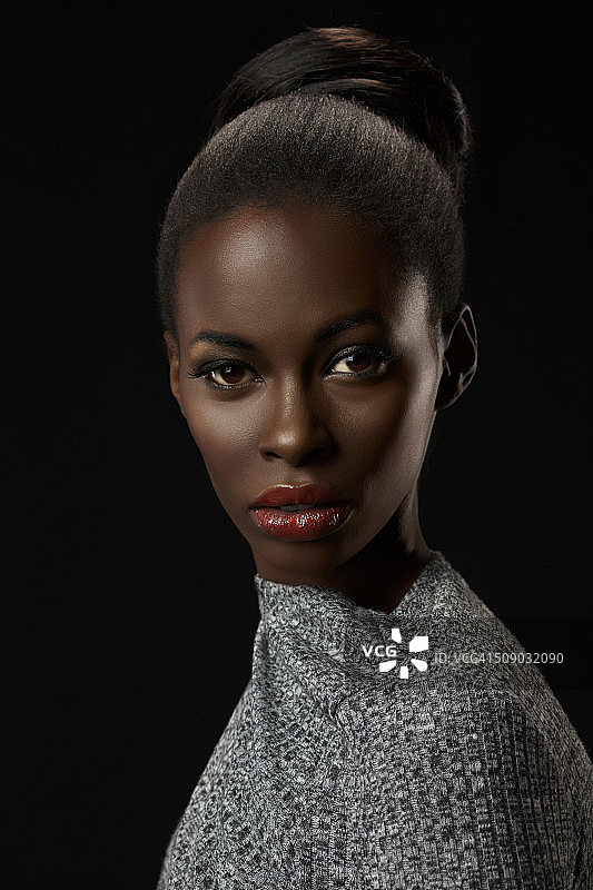 美丽的年轻非洲女性的美丽肖像图片素材