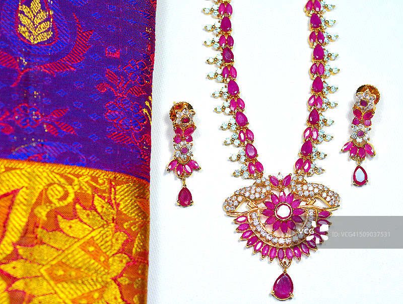 印度丝绸纱丽和珠宝图片素材
