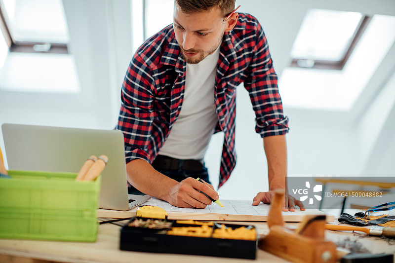 在办公室工作的家具设计师图片素材
