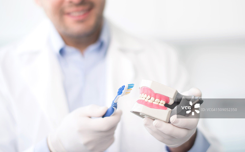 刷假牙：口腔健康概念图片素材