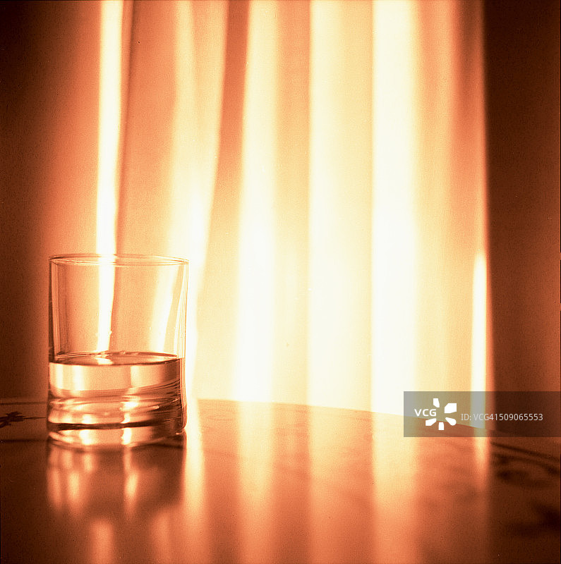 棕褐色调的桌上玻璃杯图片素材