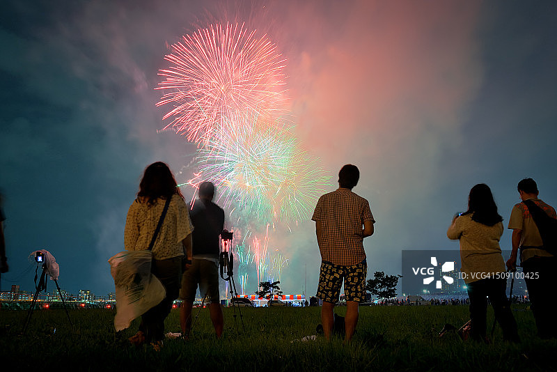 摄影师拍摄烟花图片素材