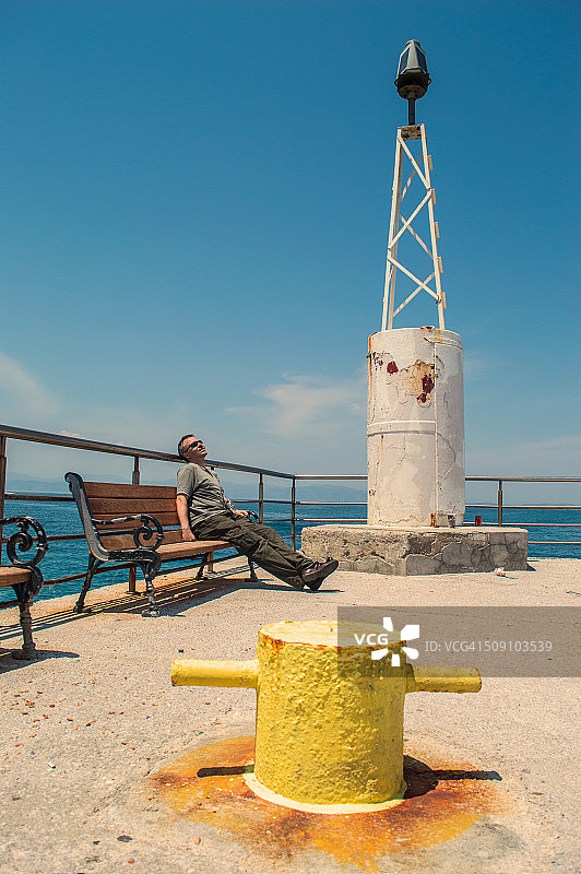 睡眠中的男人图片素材