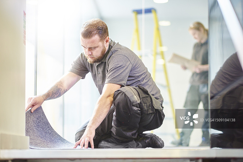 男性地毯安装工铺设办公室地毯图片素材